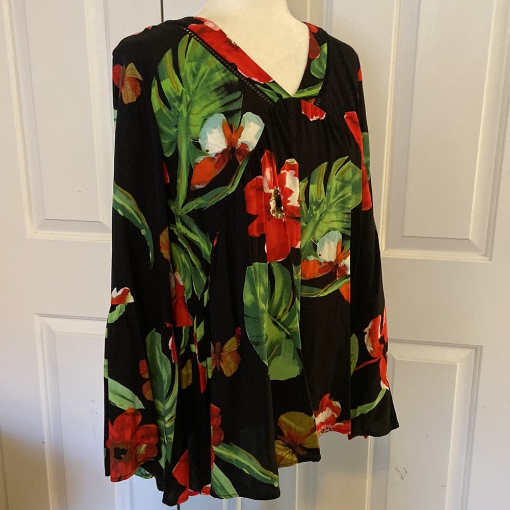 Cha-cha Vente makes this beautiful floral, red green and black tunic top EUC